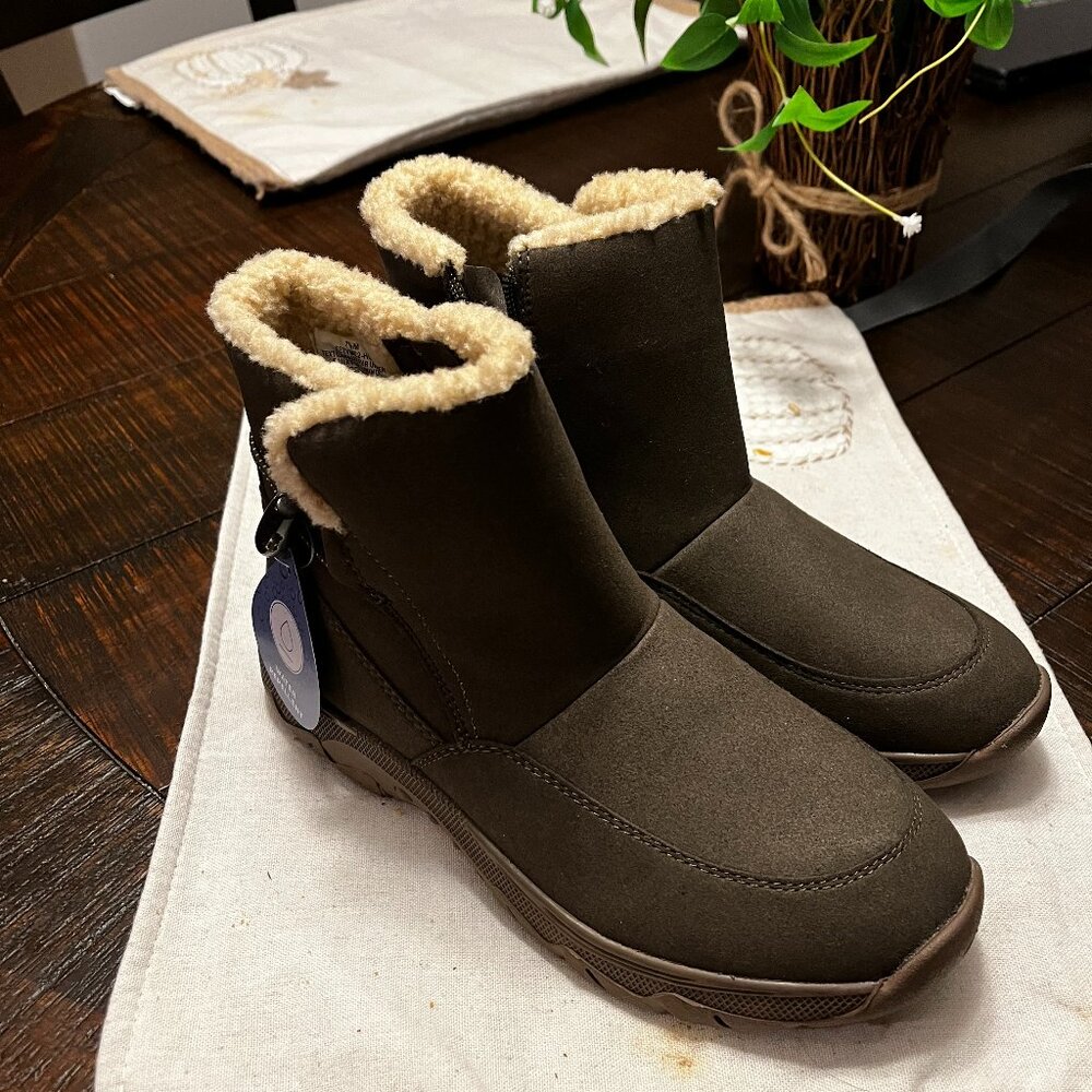 Easy Spirit army green boots new with tags.